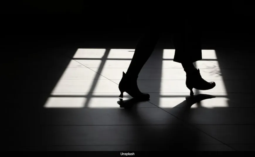 High-Heeled Chinese Man Struts To Fund Mother's Cancer Treatment