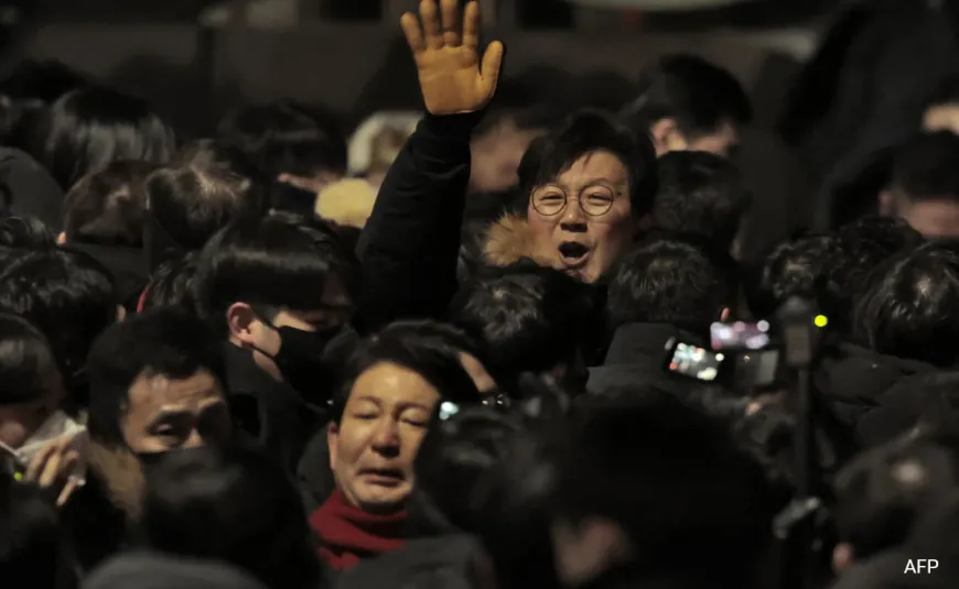 Clashes As South Korean Investigators Arrive To Arrest President Yoon