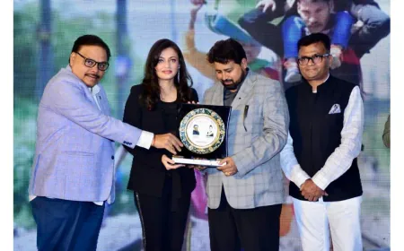 Pratapgarh’s Pride: Vinay Kumar Dubey, Chairman of VKDL NPA Advisory Council, Member of Hindi Advisory Committee Government of India Honoured with the “Popular Civilian Icon of India Award”