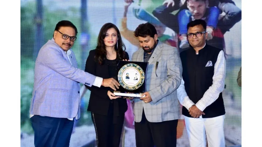 Pratapgarh’s Pride: Vinay Kumar Dubey, Chairman of VKDL NPA Advisory Council, Member of Hindi Advisory Committee Government of India Honoured with the “Popular Civilian Icon of India Award”