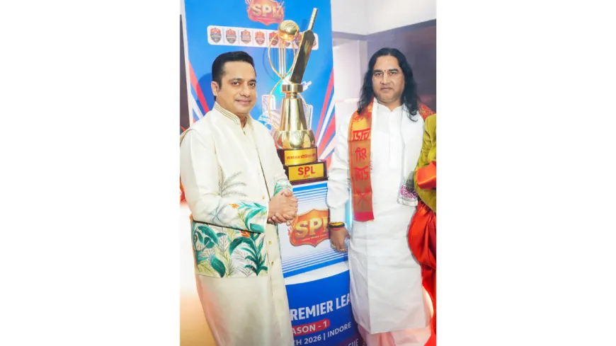 Devkinandan Thakur Ji Maharaj and Bada Business Founder Dr Vivek Bindra Unveil SPL Trophy